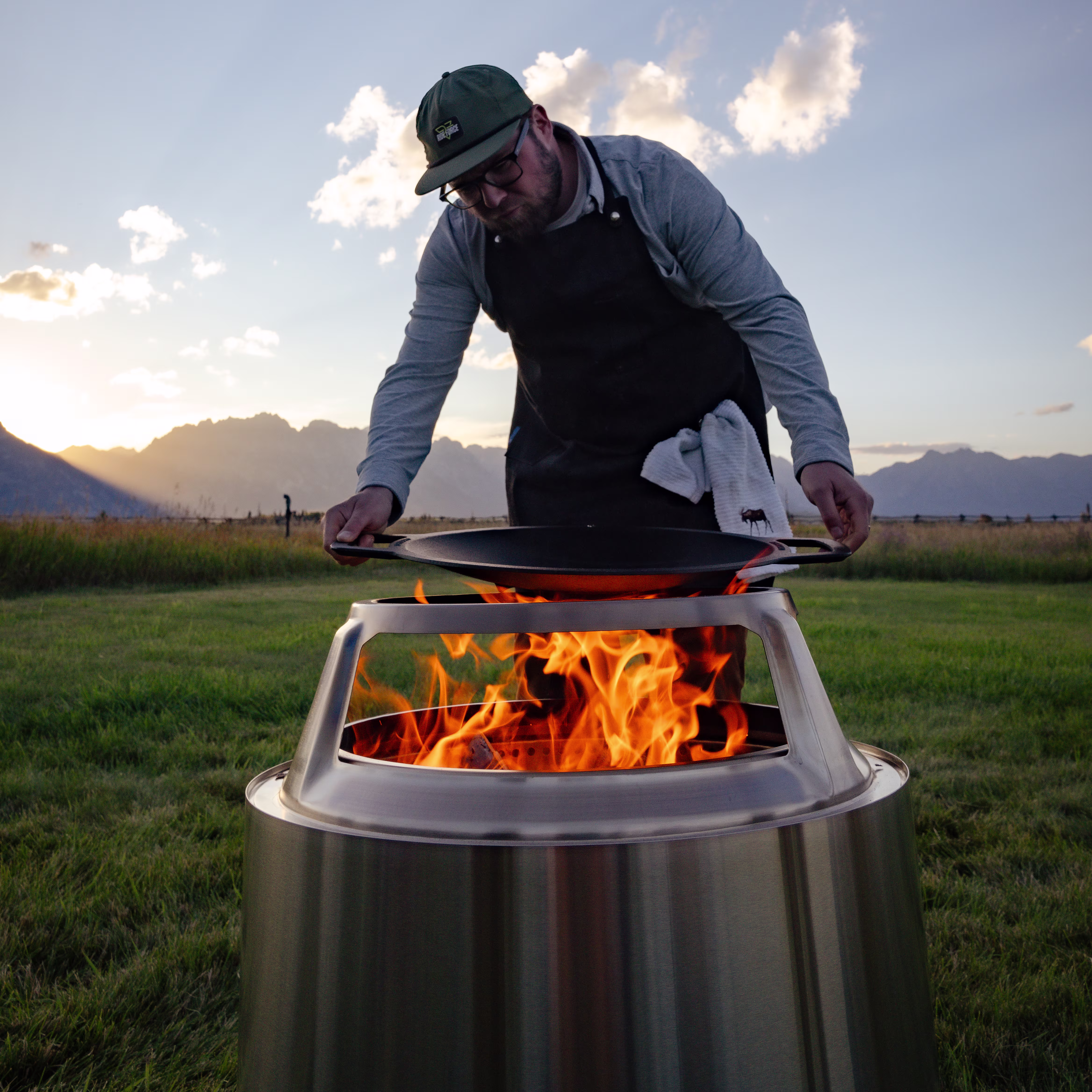 Yukon 27" Cast Iron Wok Top + Hub