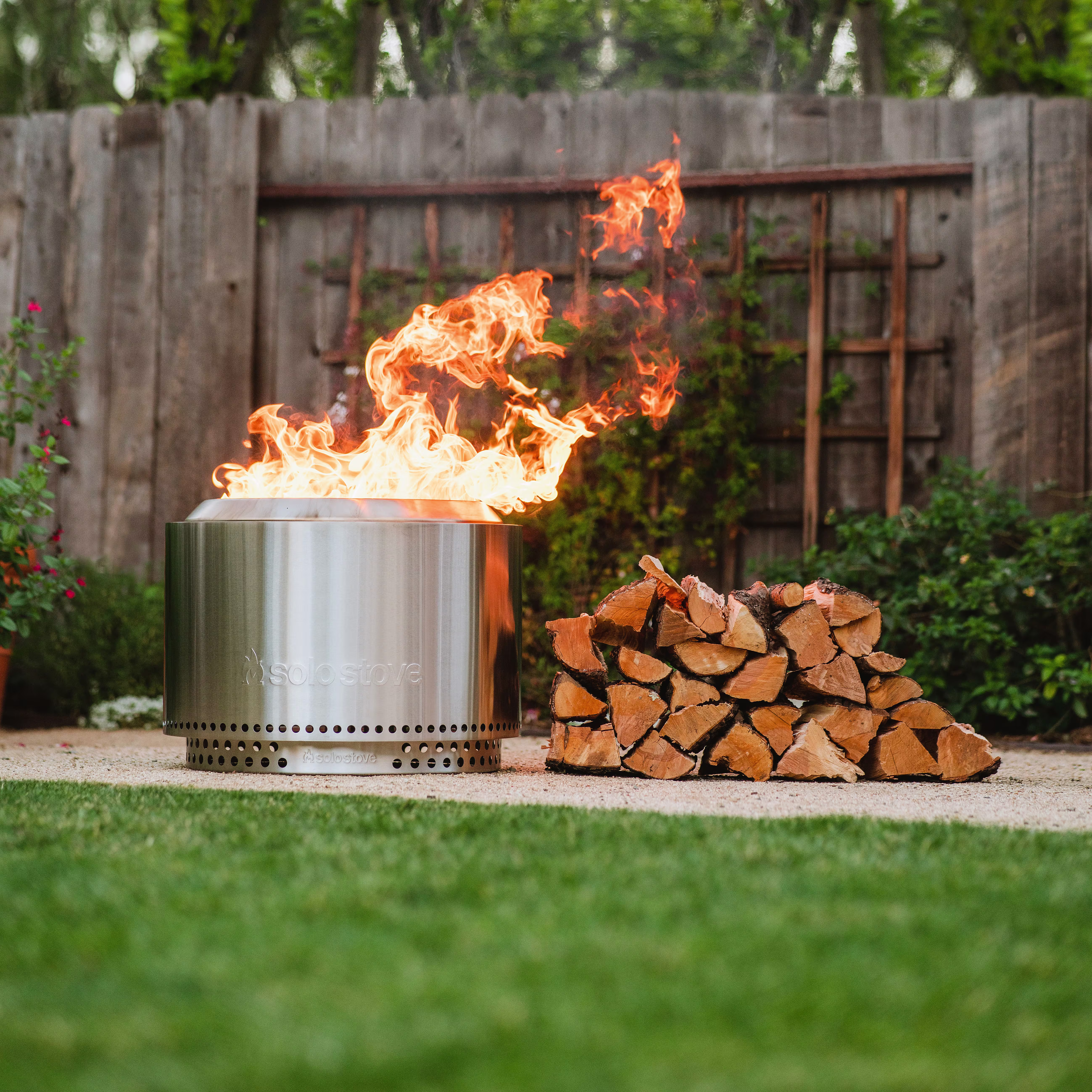 Yukon 27" Fire Pit + Torches Bundle